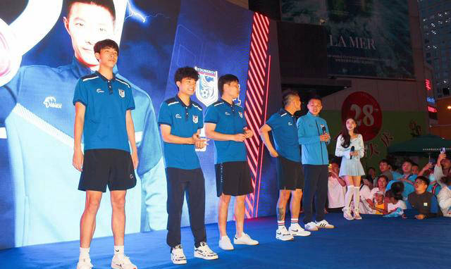 关于球星风采再现,现场球迷为之狂热的信息 关于球星风采再现,现场球迷为之狂热的信息