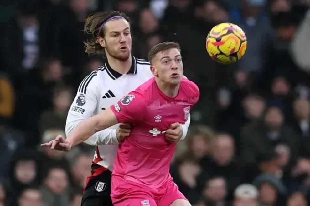 诺维奇惨遭连败,英超降级危机难解 诺维奇惨遭连败,英超降级危机难解