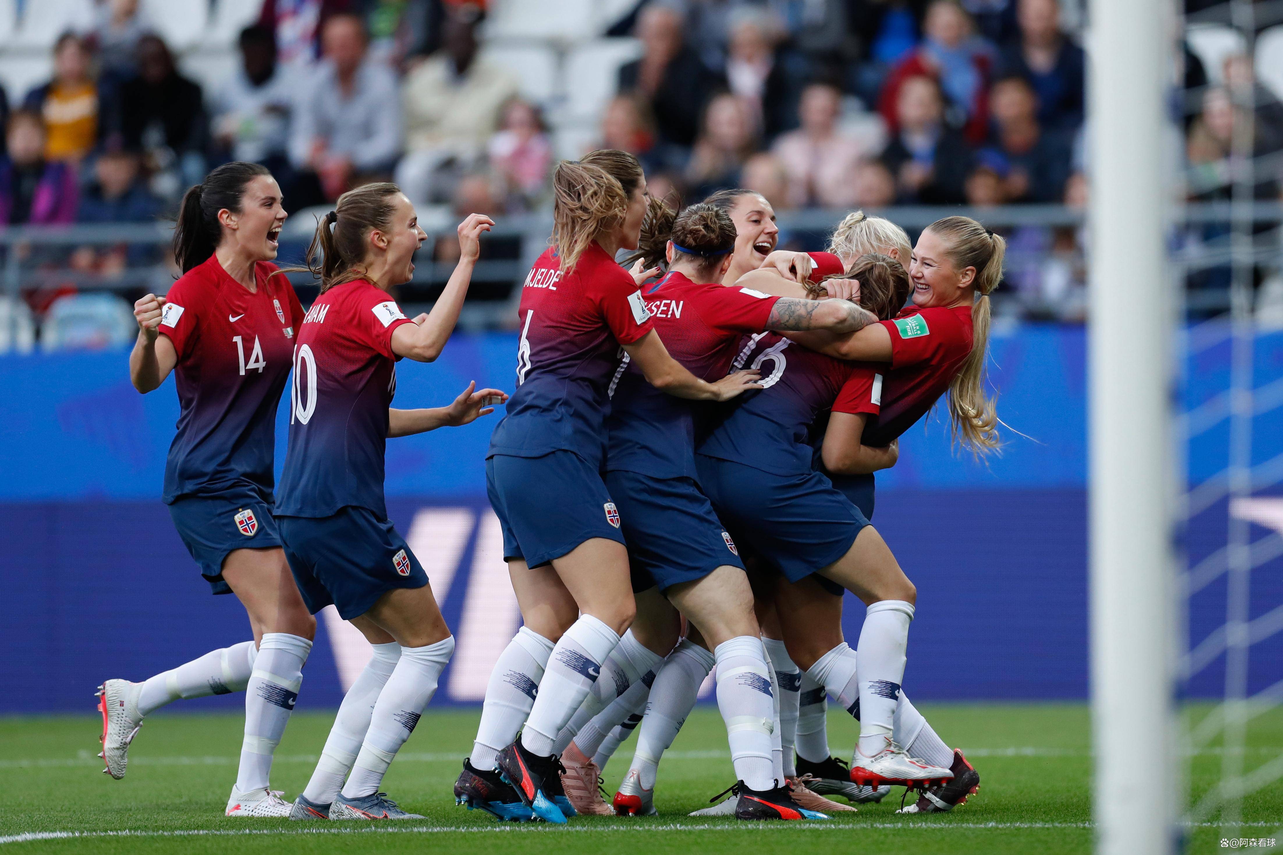 包含法国小组出线，大名单中梅尔滕斯尔钦标身的词条