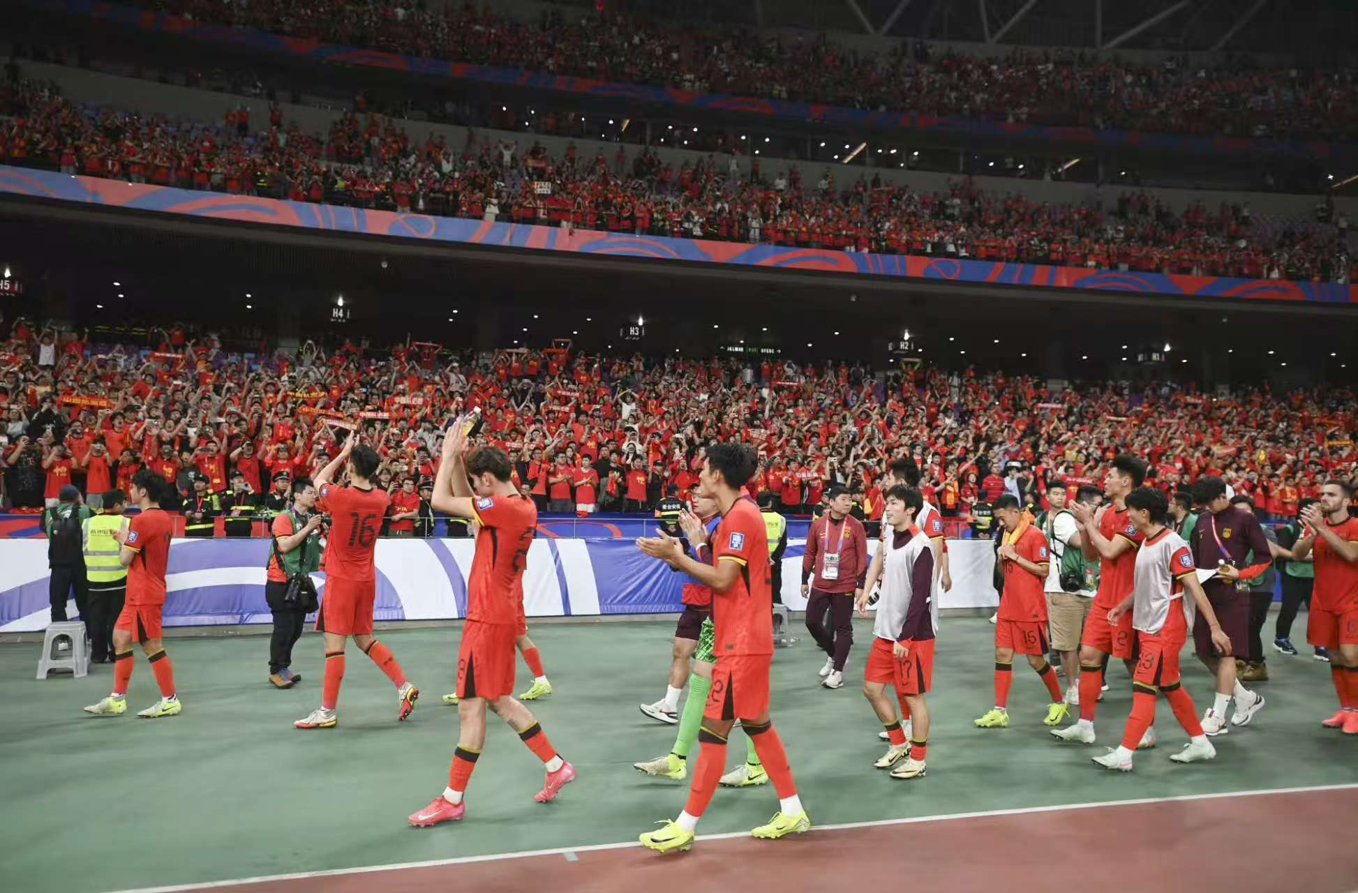 关于国际足球盛事拉开序幕，热门球队备战中的信息