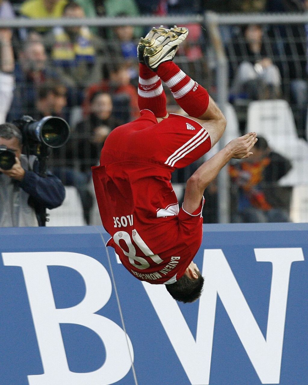 关于德国不敌乌克兰，克洛泽执教首秀落败遭遇信任危机的信息