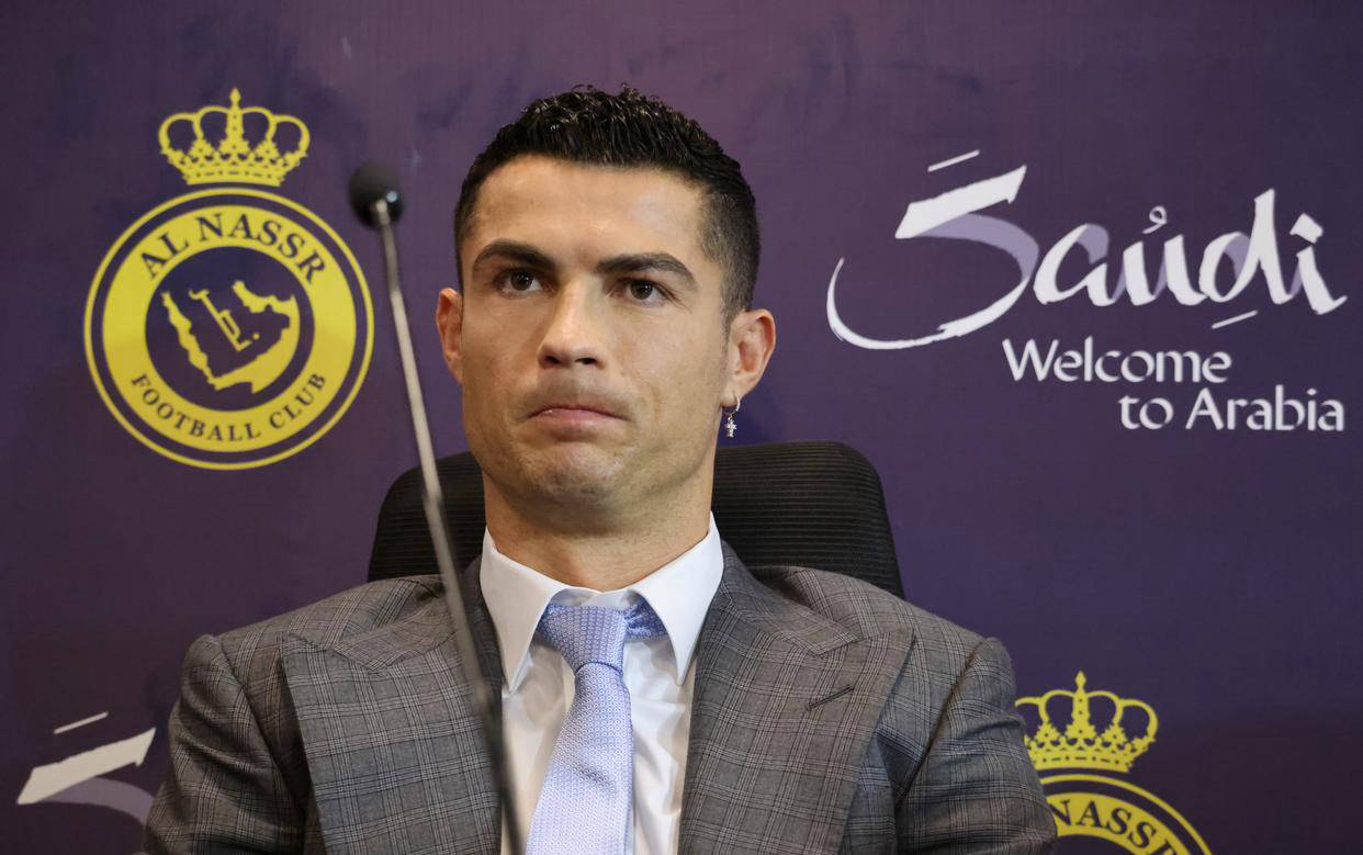 国际足坛巨星轻松获胜–巨星战胜对手表现出众的简单介绍