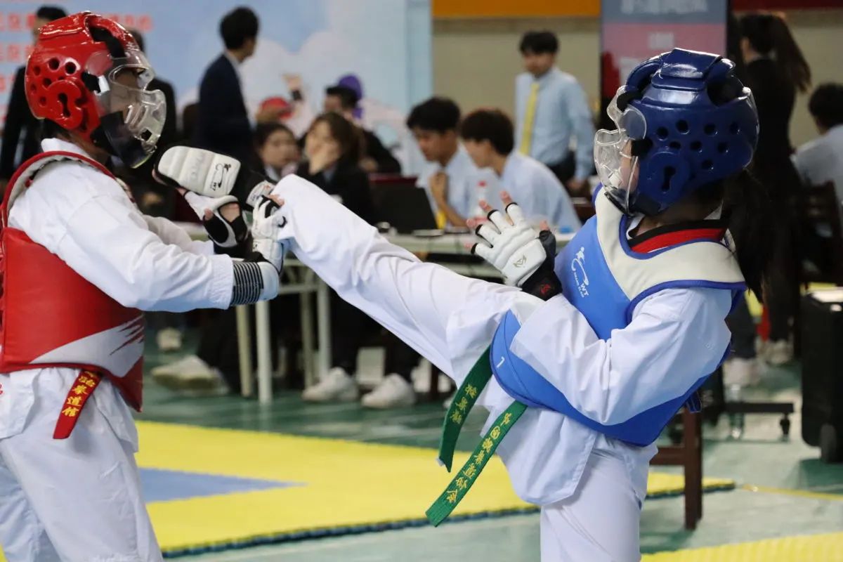 队员们尽展拼搏!体育场上的惊险表现 队员们尽展拼搏!体育场上的惊险表现