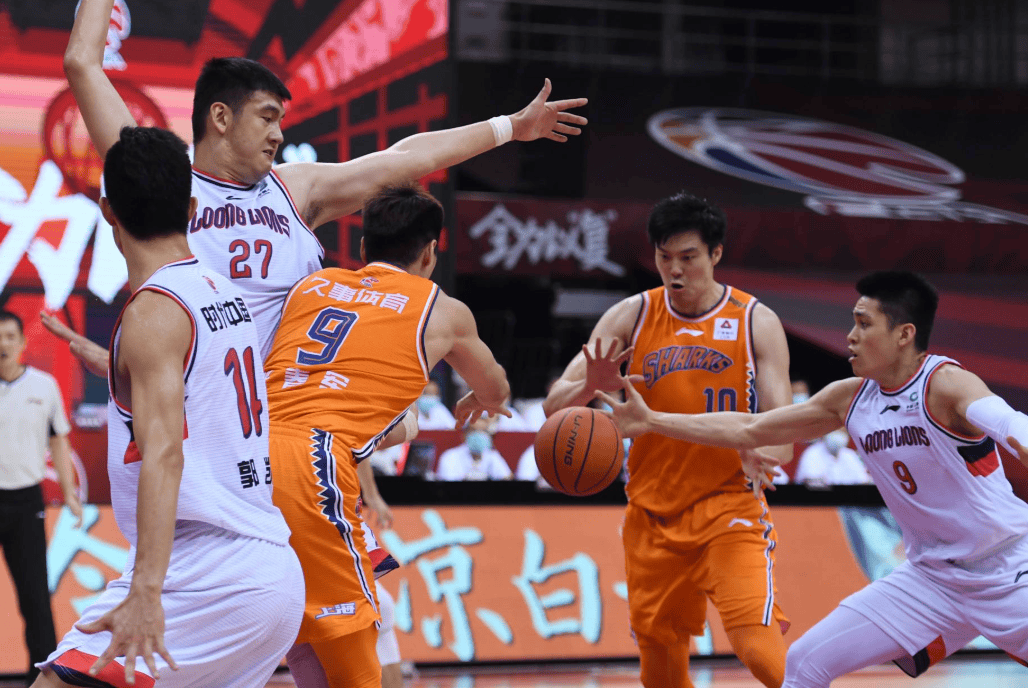 男子篮球比赛实时报道：上海队展现实力反击对手的简单介绍