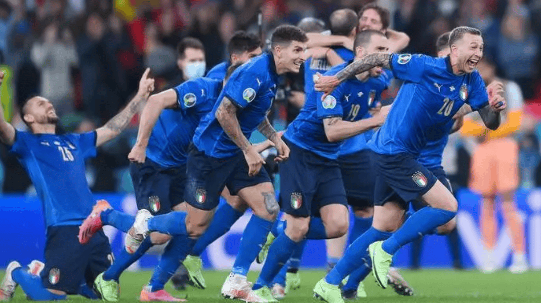 包含意大利国家队客场战平，稳固欧洲杯资格的词条