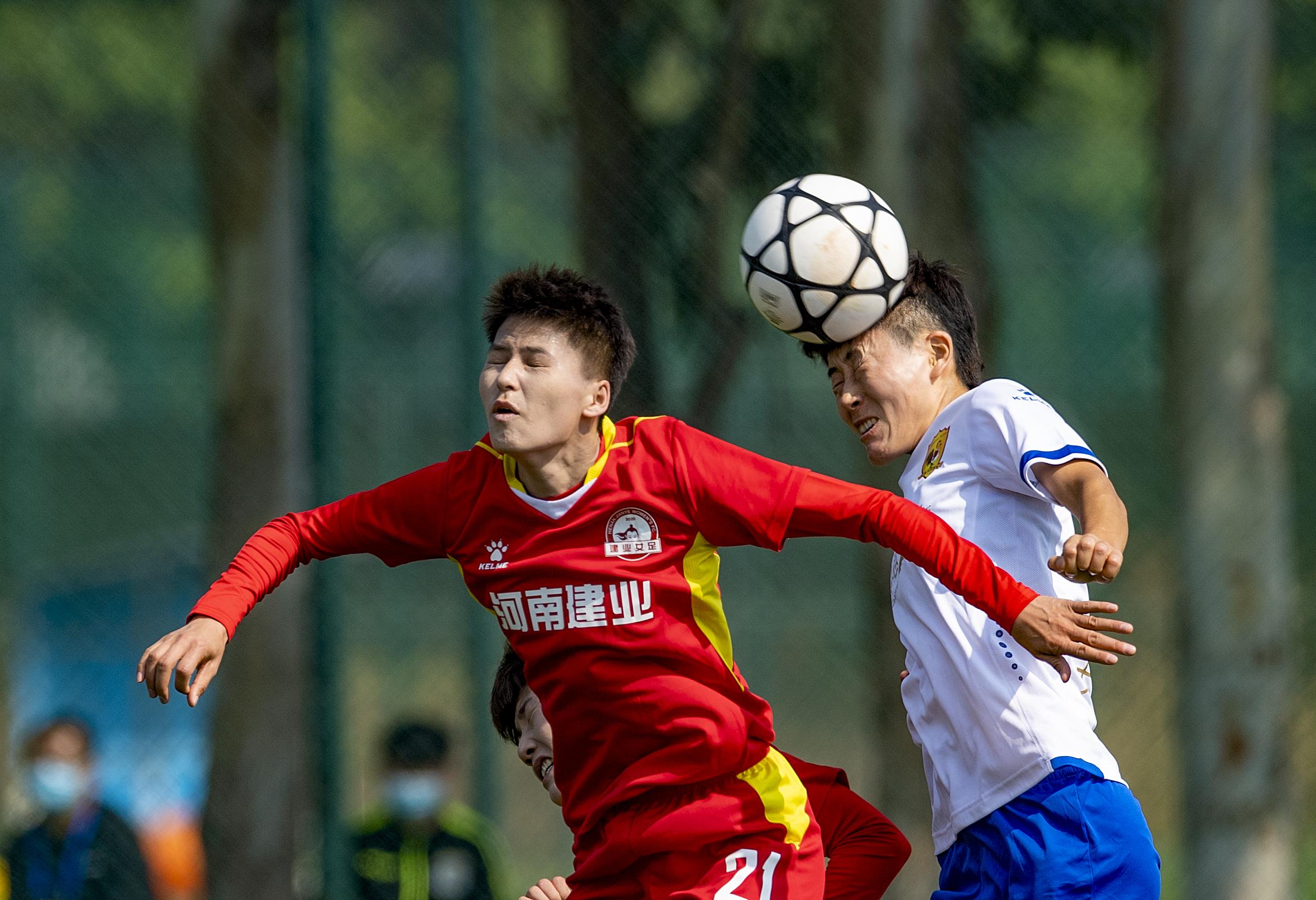 关于热血拼搏!女子足球比赛全面精彩的信息 关于热血拼搏!女子足球比赛全面精彩的信息