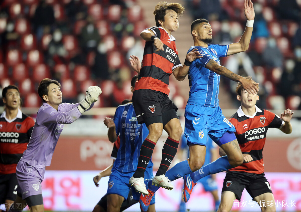 男子篮球队突破对手防线继续保持不败