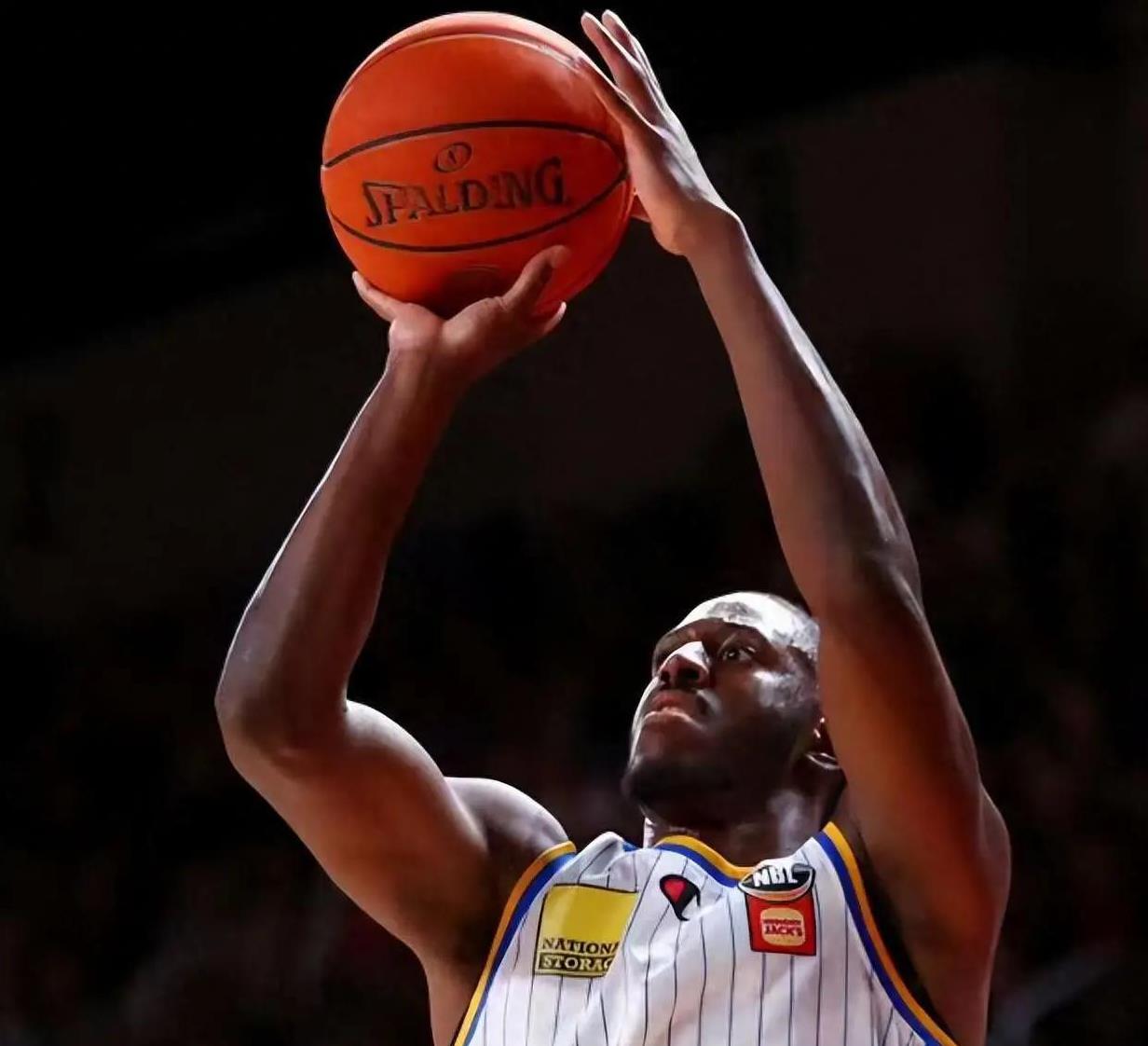 男子篮球队突破对手防线继续保持不败