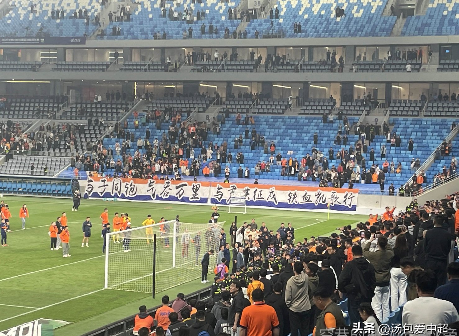 紧急角逐！比赛场面火爆引无数观众的简单介绍