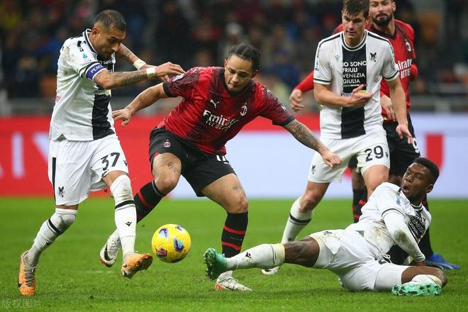 罗马教练组讨论新战术,力求取得连胜 罗马教练组讨论新战术,力求取得连胜