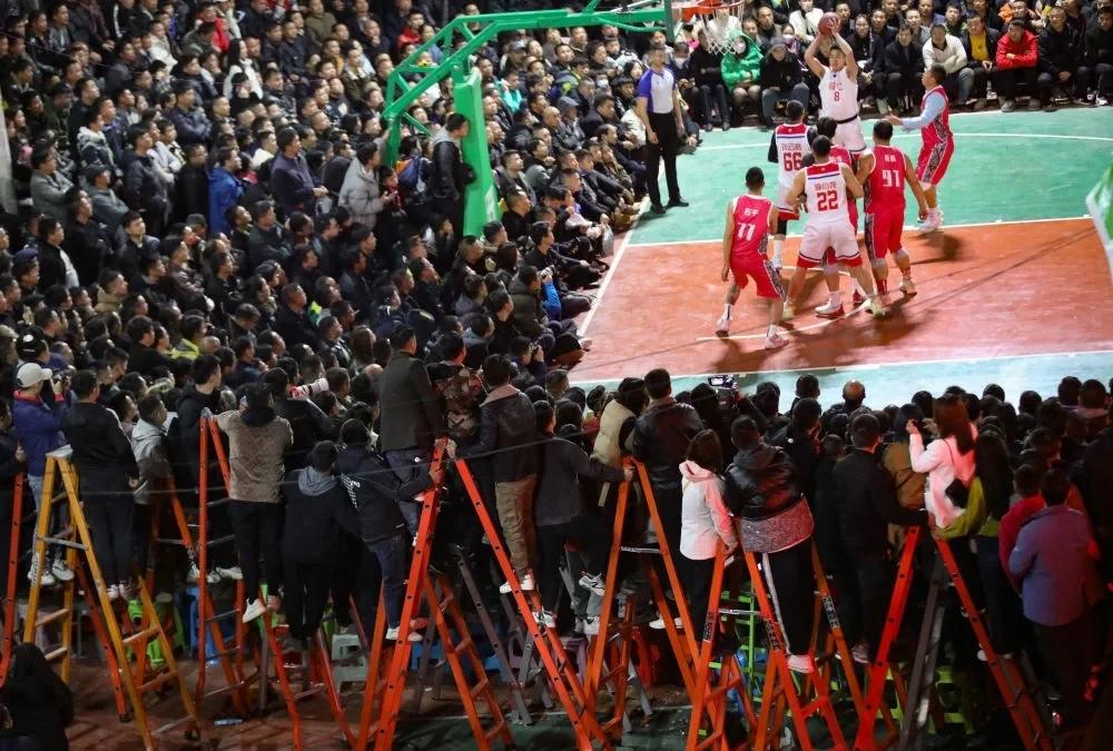 比赛现场观众热情高涨 比赛现场观众热情高涨