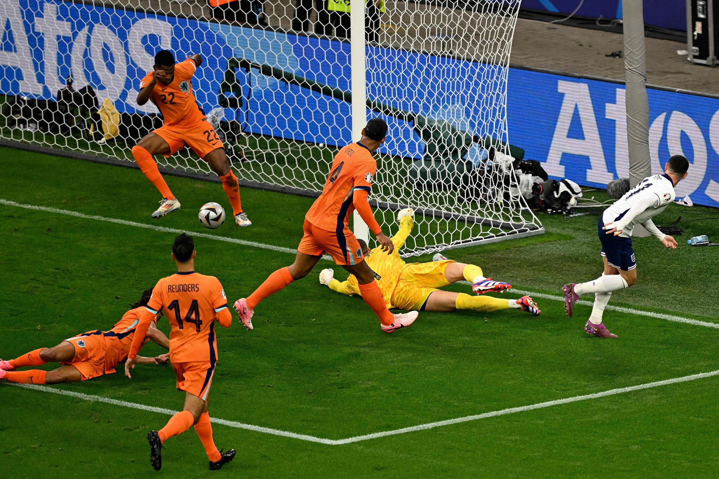 英格兰队力克劲旅，锁定欧洲杯名额