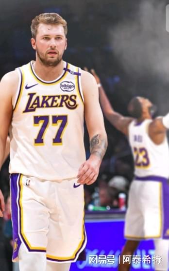 东契奇在欧冠中碾压詹姆斯,球迷沸腾 东契奇在欧冠中碾压詹姆斯,球迷沸腾