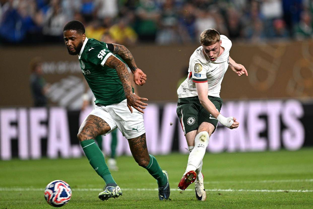 里尔捧杯庆祝，成功晋级欧冠四强