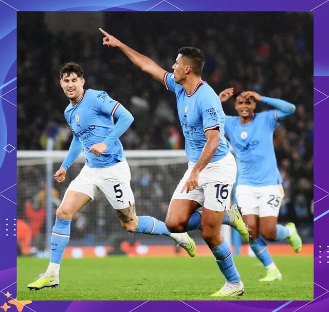 里尔捧杯庆祝，成功晋级欧冠四强