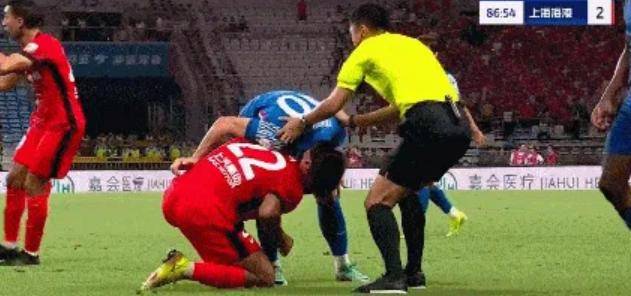 比赛现场气氛火爆,球迷情绪高涨 比赛现场气氛火爆,球迷情绪高涨