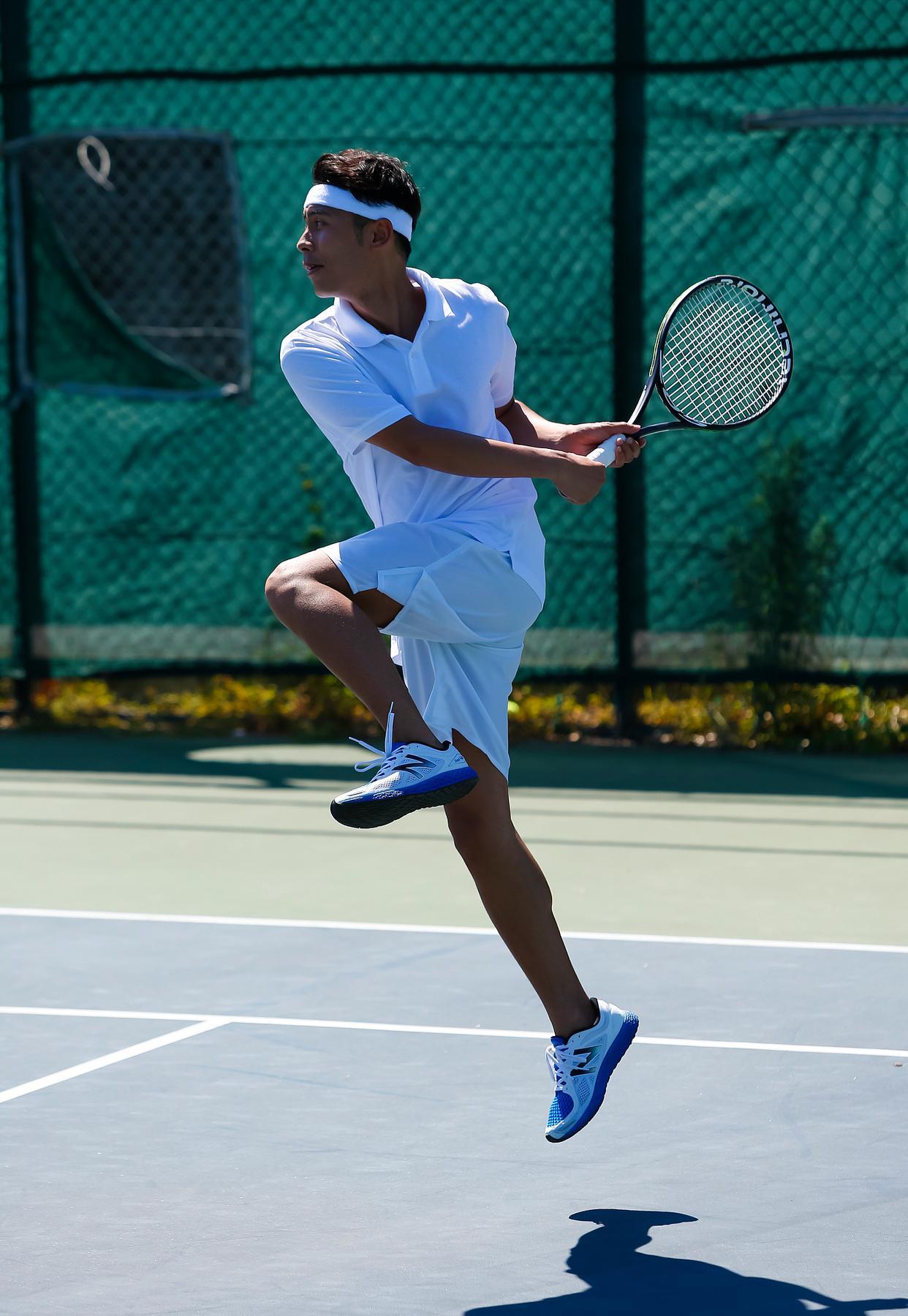 灵活机动，运动员动作干净利落