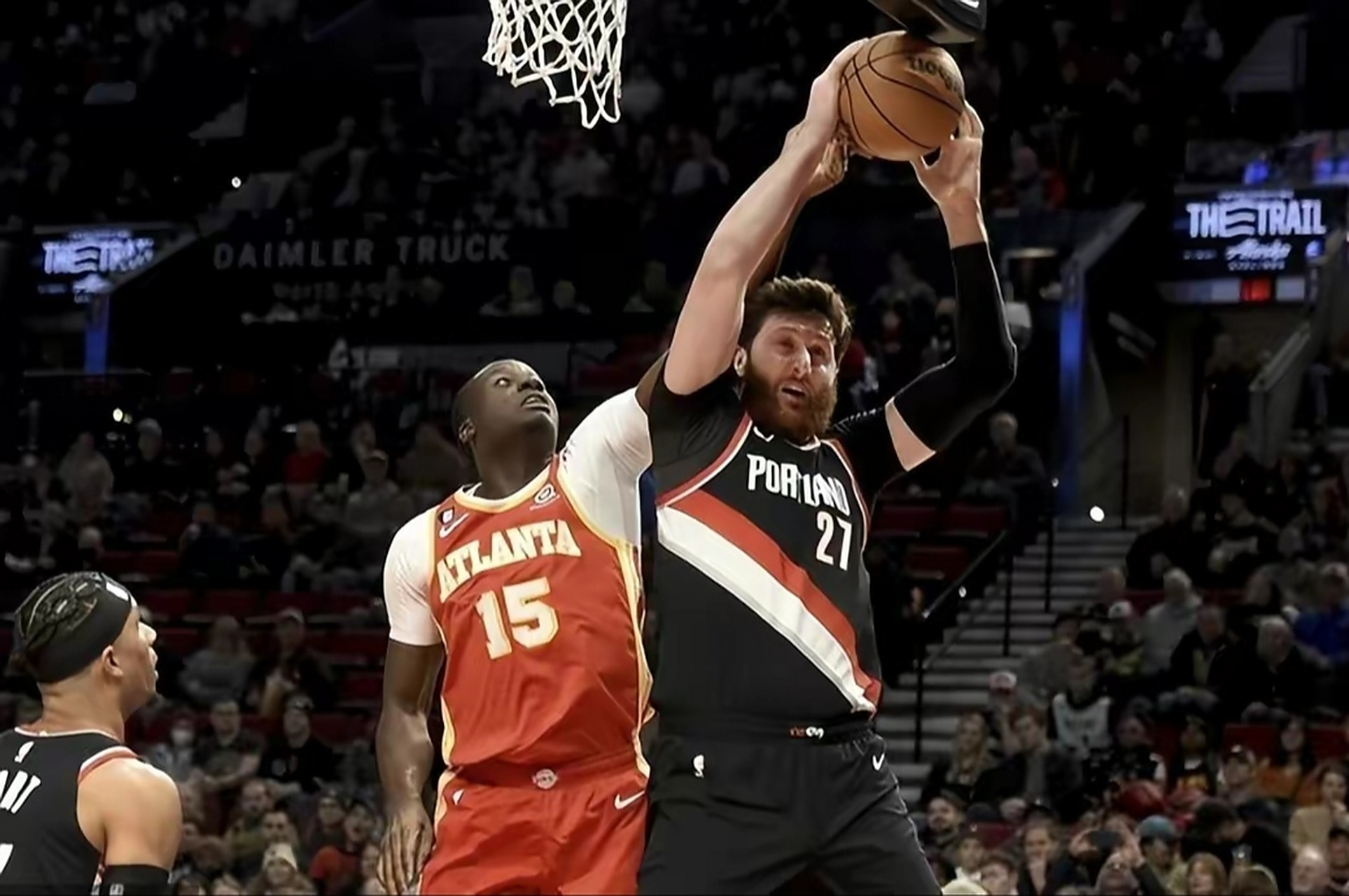 关于开拓者客场力克老鹰，米切尔飙22分的信息