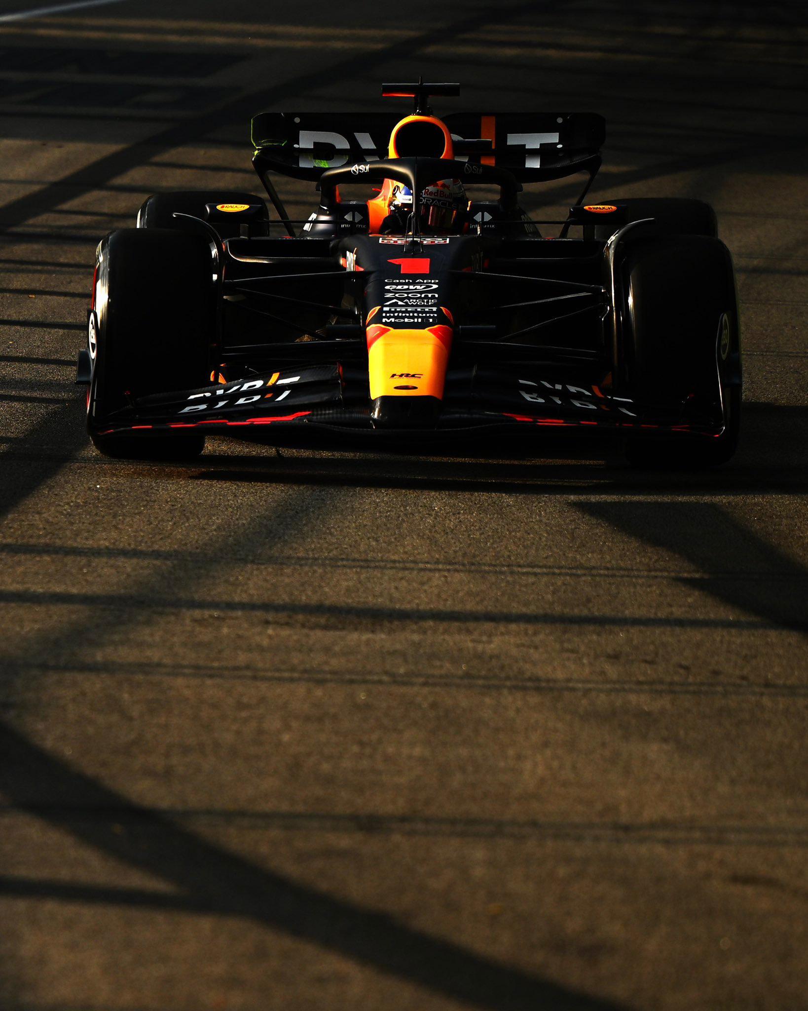 红牛车队鏖战阿斯顿马丁,塞恩斯点燃赛场 红牛车队鏖战阿斯顿马丁,塞恩斯点燃赛场