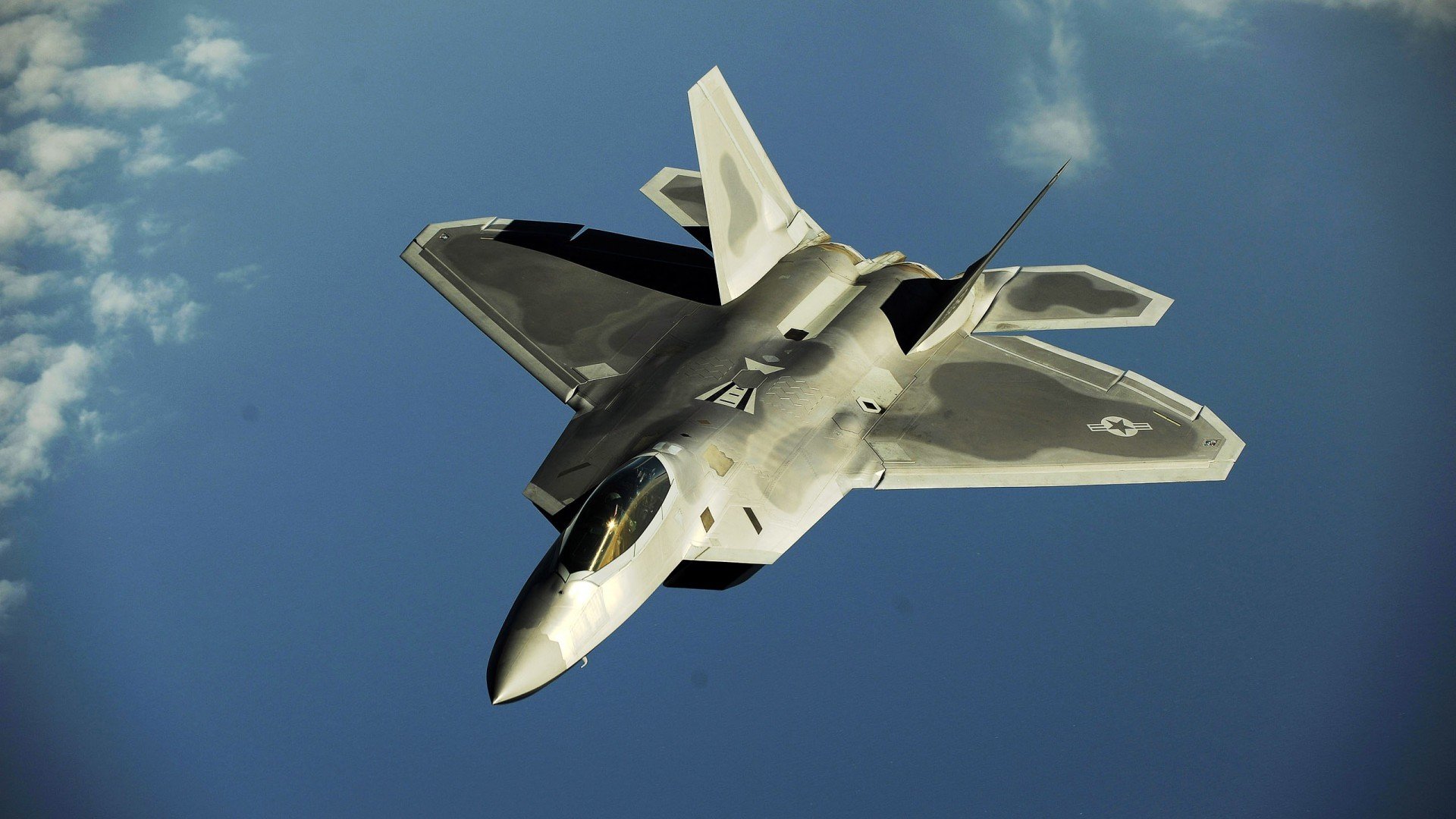 里昂终结悬念，梅西征服巴黎，当足球同时绽放两副面孔