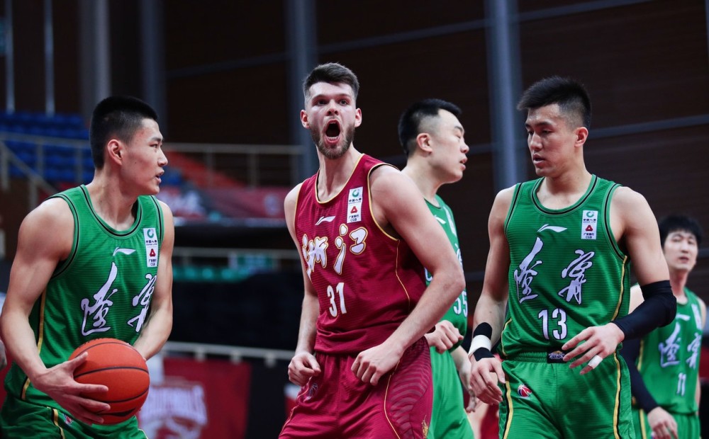 小贾伦爆发,吉林队全面压制上海队 小贾伦爆发,吉林队全面压制上海队